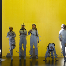 Münchner Kammerspiele Juni 2025 War Games SKART & Friends Charlotte Heidenreich (Performerin), Stephan Janitzky (Künstler), Anton Kaun (Video- & Noisekünstler), Deniz Khan (Musiker), Lea Letzel (Künstlerin & Pyrotechnikerin), Janne Plutat (Kostümbildnerin), Mark Schröppel (Performer & Theatermacher), Dasniya Sommer (Tänzerin & Choreografin), Henrik Weber Mit Karla Bacher, Lionel Barth, Isaac de Mercey, Sophie Einloft, Milan Glück, Anna Haas, Emma Konrath, Lukas Lauser, Nala Ouaffi, Melanie Siebs, Jakob Waldow