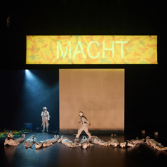 Münchner Kammerspiele Juni 2025 War Games SKART & Friends Charlotte Heidenreich (Performerin), Stephan Janitzky (Künstler), Anton Kaun (Video- & Noisekünstler), Deniz Khan (Musiker), Lea Letzel (Künstlerin & Pyrotechnikerin), Janne Plutat (Kostümbildnerin), Mark Schröppel (Performer & Theatermacher), Dasniya Sommer (Tänzerin & Choreografin), Henrik Weber Mit Karla Bacher, Lionel Barth, Isaac de Mercey, Sophie Einloft, Milan Glück, Anna Haas, Emma Konrath, Lukas Lauser, Nala Ouaffi, Melanie Siebs, Jakob Waldow