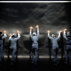 Münchner Kammerspiele Juni 2025 War Games SKART & Friends Charlotte Heidenreich (Performerin), Stephan Janitzky (Künstler), Anton Kaun (Video- & Noisekünstler), Deniz Khan (Musiker), Lea Letzel (Künstlerin & Pyrotechnikerin), Janne Plutat (Kostümbildnerin), Mark Schröppel (Performer & Theatermacher), Dasniya Sommer (Tänzerin & Choreografin), Henrik Weber Mit Karla Bacher, Lionel Barth, Isaac de Mercey, Sophie Einloft, Milan Glück, Anna Haas, Emma Konrath, Lukas Lauser, Nala Ouaffi, Melanie Siebs, Jakob Waldow
