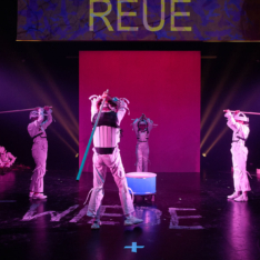 Münchner Kammerspiele Juni 2025 War Games SKART & Friends Charlotte Heidenreich (Performerin), Stephan Janitzky (Künstler), Anton Kaun (Video- & Noisekünstler), Deniz Khan (Musiker), Lea Letzel (Künstlerin & Pyrotechnikerin), Janne Plutat (Kostümbildnerin), Mark Schröppel (Performer & Theatermacher), Dasniya Sommer (Tänzerin & Choreografin), Henrik Weber Mit Karla Bacher, Lionel Barth, Isaac de Mercey, Sophie Einloft, Milan Glück, Anna Haas, Emma Konrath, Lukas Lauser, Nala Ouaffi, Melanie Siebs, Jakob Waldow