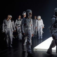 Münchner Kammerspiele Juni 2025 War Games SKART & Friends Charlotte Heidenreich (Performerin), Stephan Janitzky (Künstler), Anton Kaun (Video- & Noisekünstler), Deniz Khan (Musiker), Lea Letzel (Künstlerin & Pyrotechnikerin), Janne Plutat (Kostümbildnerin), Mark Schröppel (Performer & Theatermacher), Dasniya Sommer (Tänzerin & Choreografin), Henrik Weber Mit Karla Bacher, Lionel Barth, Isaac de Mercey, Sophie Einloft, Milan Glück, Anna Haas, Emma Konrath, Lukas Lauser, Nala Ouaffi, Melanie Siebs, Jakob Waldow