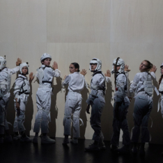 Münchner Kammerspiele Juni 2025 War Games SKART & Friends Charlotte Heidenreich (Performerin), Stephan Janitzky (Künstler), Anton Kaun (Video- & Noisekünstler), Deniz Khan (Musiker), Lea Letzel (Künstlerin & Pyrotechnikerin), Janne Plutat (Kostümbildnerin), Mark Schröppel (Performer & Theatermacher), Dasniya Sommer (Tänzerin & Choreografin), Henrik Weber Mit Karla Bacher, Lionel Barth, Isaac de Mercey, Sophie Einloft, Milan Glück, Anna Haas, Emma Konrath, Lukas Lauser, Nala Ouaffi, Melanie Siebs, Jakob Waldow